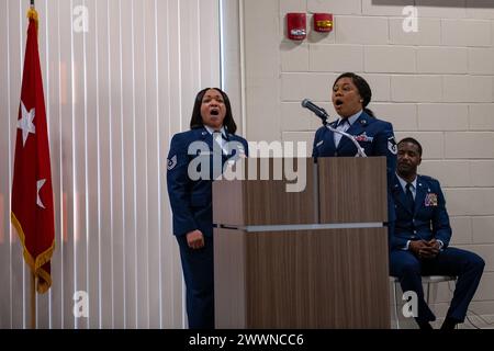 Technik. Sgt. Ashley Smith, links, und Master Sgt. Talisha Stewart, Mitglieder des 172. Ensembles, singen beim Black Heritage Program im 172. Airlift Wing, Jackson, Mississippi, 23. Februar 2024. Die jährliche Veranstaltung war Gastgeber des pensionierten Generalmajor der US-Armee Augustus L. Collins, des ehemaligen Generaladjutanten von Mississippi. Air National Guard Stockfoto