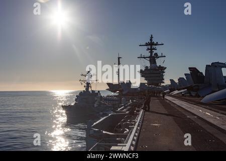 240212-N-LM220-1009 PAZIFISCHER OZEAN (12. Februar 2024) das Flugzeug der Nimitz-Klasse USS Abraham Lincoln (CVN 72) führt eine Auffüllung auf See mit dem Arleigh-Burke-Klasse-Raketenzerstörer USS Michael Murphy (DDG 112) durch. Die Abraham Lincoln Carrier Strike Group ist im Einsatz im US 3rd Fleet Area, wo sie ein fortgeschrittenes taktisches Training durchführt, das die Kampffähigkeit und taktische Fähigkeiten in allen Bereichen erhöht. Marineblau Stockfoto