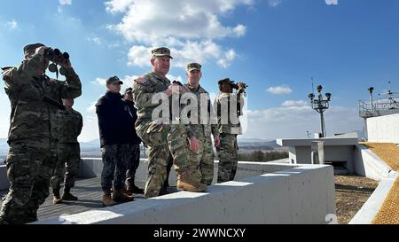 Generalmajor der Armee Michael Weimer schaut sich die DMZ an, während er am 9. Februar 2024 den Joint Security Area in Südkorea besucht. Armee Stockfoto