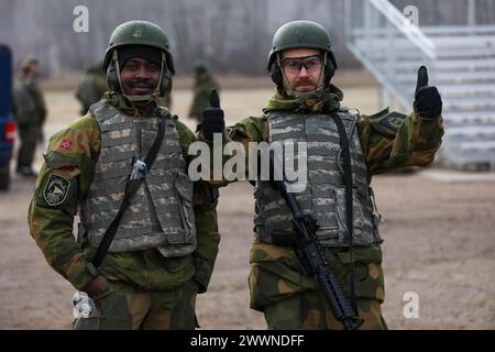 Norweger in der norwegischen Heimatwache Rapid Response Force und Home Defense Youth absolvieren die Qualifikationsreihen M4A1 Rifle Live-Fire Range während des 51. Norwegischen wechselseitigen Truppenaustauschs im Camp Ripley Training Center in Little Falls, Minnesota, am 5. Februar 2024. Die Norweger lernten zuvor das Waffensystem auf Camp Ripley’s Engagement Skills Trainer Ranges kennen, bevor sie mit Live-Feuerübungen begannen (Minnesota Army National Guard) Stockfoto