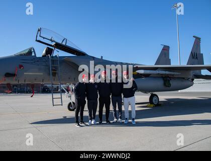 Spieler des Springfield Thunderbirds Hockeyteams verbrachten den Nachmittag mit einer Tour durch den 104th Fighter Wing am 14. Februar 2024 in der Barnes Air National Guard Base, Massachusetts. Während der Tour sahen die Spieler die F-15 Eagles des Flügels starten, erfuhren mehr über die Mission des Flügels und sprachen mit Piloten im Rahmen des Community Outreach Events. Air National Guard Stockfoto