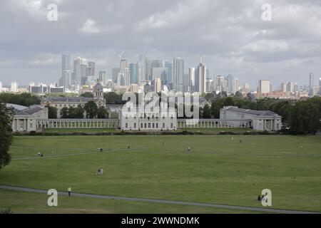 Die wunderschöne Aussicht auf das Royal Naval College, Canary Wharf und viele moderne Wolkenkratzer von einem Hügel in Greenwich Park, London, Großbritannien. Stockfoto