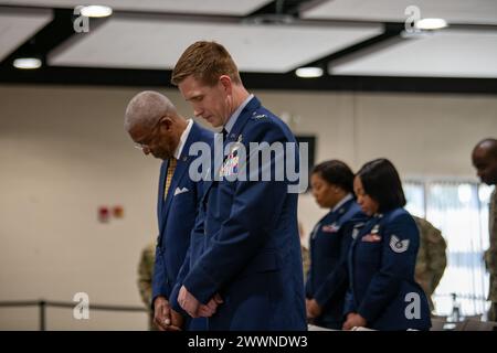 General Augustus L. Collins, ehemaliger Adjutant General von Mississippi, und Oberst Britt Watson, rechts, Commander des 172. Flügels, beten während des Black Heritage Program in Jackson, Mississippi, 23. Februar 2024. Die jährliche Veranstaltung war Gastredner Major General Collins mit Bemerkungen von Colonel Watson und musikalischen Auswahlen des 172. Ensembles. Air National Guard Stockfoto