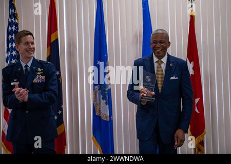 General Augustus L. Collins, ehemaliger Adjutant General von Mississippi, erhält eine Anerkennungstafel von Oberst Britt Watson, 172. Luftbrücke-Kommandant, beim Black Heritage Program, Jackson, Mississippi, 23. Februar 2024. Der 172. Luftlift-Flügel bedankte sich bei Collins für seine Rede auf der Veranstaltung. Air National Guard Stockfoto