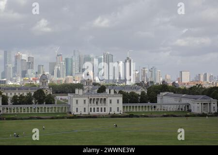 Die wunderschöne Aussicht auf das Royal Naval College, Canary Wharf und viele moderne Wolkenkratzer von einem Hügel in Greenwich Park, London, Großbritannien. Stockfoto