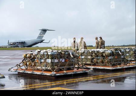 Flieger der 420th Munitions Squadron bereiten sich darauf vor, Paletten auf eine C-17 Globemaster III zu laden, die der 21st Airlift Squadron zugeordnet ist, um sie am 9. Februar 2024 zur Ramstein Air Base in der RAF Fairford, England, zu transportieren. Operationen wie diese ermöglichen es dem 501st Combat Support Wing, Aufgaben mit höherer Hauptquartier schneller zu erfüllen als der Standardprozess und ermöglichen den Transport einer größeren Menge an Munition. Eine einzige Luftbrücke kann mehr als sieben Wochen Arbeit einsparen und die agilen Beschäftigungsfähigkeiten im Kampf hervorheben, die die 501. Bietet. Luftwaffe Stockfoto