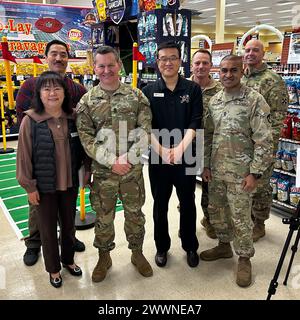 Generalmajor der Armee Michael Weimer posiert für ein Foto mit Mitarbeitern und Soldaten im Camp Walker Commissary in Daegu, Südkorea, 10. Februar 2024. Armee Stockfoto
