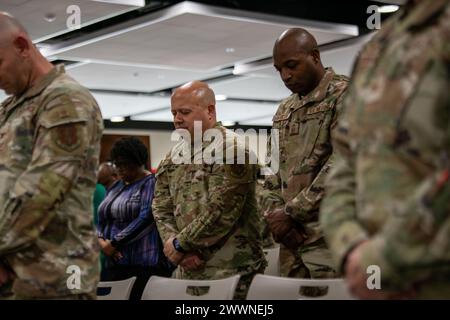 Chief Master Sgt. Kelly Elliott, Kommandochef des 172. Luftlift Wing, links, und Senior Master Sgt. IRA Hamilton, 172. Luftlift Wing First Sergeant, rechts, beten während des Black Heritage Program in Jackson, Mississippi, 23. Februar 2024. Die jährliche Veranstaltung umfasste Gastredner, den pensionierten Generalmajor der US-Armee Augustus L. Collins, den ehemaligen Adjutant General von Mississippi, Bemerkungen von Colonel Britt Watson, 172AW Commander, und musikalische Auswahl des 172. Ensembles. Air National Guard Stockfoto