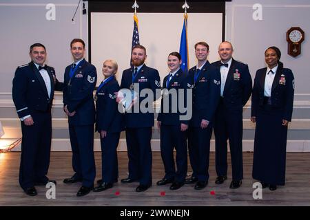 US-Luftwaffe Oberst Rusty Gohn, links, stellvertretender Kommandeur des 436. Airlift-Flügels, und Hauptmeister der US-Luftwaffe, Sgt. Carolyn Russell, rechts, 436th AW Command Chief, überreichen 436th Operations Group Mitglieder, Center, eine Trophäe während der 2023 436th AW Annual Awards Zeremonie, die in der Hartly Volunteer Fire Company in Hartly, Delaware, am 23. Februar 2024 stattfand. Der 436. Flug von OG Radar, Airfield und Weather Systems wurde als „The Wing’s Team of the Year“ ausgezeichnet. Luftwaffe Stockfoto