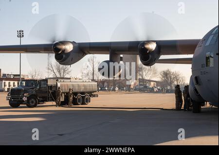 Flieger, die dem 139. Airlift-Flügel der Missouri Air National Guard zugeordnet sind, betanken am 14. Februar 2024 ein C-130H Hercules-Flugzeug auf der Rosecrans Air National Guard Base, St. Joseph, Missouri. Die Flugzeuge führten einen 41-Stunden-Test durch, bei dem die Flugzeugtriebwerke 45 Stunden lang durchgehend liefen und das Flugzeug dreimal betankt wurde. Diese Art der Ausbildung verbessert die Kampffähigkeit des Flügels, indem sie die Grenzen des Flugzeugs und des Personals überschreitet. Air National Guard Stockfoto