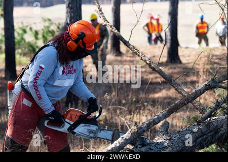 Team Rubicon, das von Veteranen geleitet wurde, arbeitete mit den Mississippi National Guard Civil Engineers zusammen, um vegetative Trümmer zu entfernen und Routen im Rahmen einer simulierten Katastrophenreaktion während der PATRIOT 24, Camp McCain Training Center, Grenada, Mississippi, 20. Februar 2024 zu beseitigen. PATRIOT ist eine Übung zur Katastrophenbewältigung im Inland, die von Einheiten der Nationalgarde durchgeführt wird, die mit nationalen, staatlichen und lokalen Notfallmanagementbehörden und Ersthelfern zusammenarbeiten. Air National Guard Stockfoto