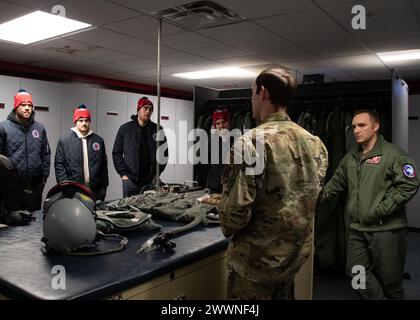 Spieler des Springfield Thunderbirds Hockeyteams verbrachten den Nachmittag mit einer Tour durch den 104th Fighter Wing am 14. Februar 2024 in der Barnes Air National Guard Base, Massachusetts. Während der Tour sahen die Spieler die F-15 Eagles des Flügels starten, erfuhren mehr über die Mission des Flügels und sprachen mit Piloten im Rahmen des Community Outreach Events. Air National Guard Stockfoto