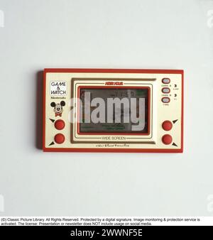 Nintendo Game & Watch. Eine Reihe von elektronischen Handheld-Spielen, die von Nintendo zwischen 1980 und 1991 produziert wurden. Das Spiel Mickey Mouse wurde am 9. oktober 1981 gestartet. Breitbild-Nintendo 100-Serie. Stockfoto