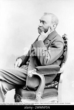 Alfred Bernhard Nobel (* 21. Oktober 1833 bis 10. Dezember 1896) war ein schwedischer Chemiker, Erfinder, Ingenieur und Geschäftsmann. Er ist bekannt dafür, Dynamit zu erfinden und sein Vermögen für die Gründung des Nobelpreises zu hinterlassen. Er leistete auch einige wichtige Beiträge zur Wissenschaft, wobei er zu Lebzeiten 355 Patente hielt. Nobels berühmteste Erfindung war Dynamit, ein Sprengstoff mit Nitroglycerin, der 1867 patentiert wurde. Stockfoto