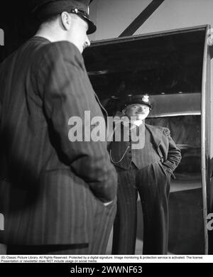 Lachende Spiegel 1947. Schauspieler Sigge Furst in der Spiegelattraktion Skrattkammaren im Vergnügungspark Gröna Lund, wo er sich in einem lachenden Spiegel sieht. Normale Spiegel haben eine flache Oberfläche, während die Spiegel in einem Vergnügungspark sowohl nach innen als auch nach außen gewölbt, konkav und konvex sein könnten. Ein Spiegel lässt einen hoch und dünn aussehen. Andere spiegeln kurz und dick. 1947. Kristoffersson Ref. AE45-11 Stockfoto