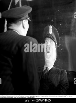 Lachende Spiegel 1947. Schauspieler Sigge Furst in der Spiegelattraktion Skrattkammaren im Vergnügungspark Gröna Lund, wo er sich in einem lachenden Spiegel sieht. Normale Spiegel haben eine flache Oberfläche, während die Spiegel in einem Vergnügungspark sowohl nach innen als auch nach außen gewölbt, konkav und konvex sein könnten. Ein Spiegel lässt einen hoch und dünn aussehen. Andere spiegeln kurz und dick. 1947. Kristoffersson Ref. AE45-12 Stockfoto