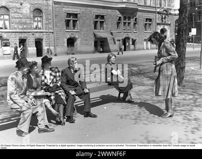 Schauspielerin Gaby Stenberg fotografiert ihre Freunde mit ihrer Kamera 1940. Kristoffersson Ref. 127-2 Stockfoto