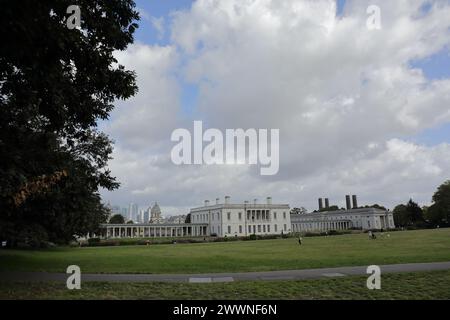 Die wunderschöne Aussicht auf das Royal Naval College, Canary Wharf und viele moderne Wolkenkratzer von einem Hügel in Greenwich Park, London, Großbritannien. Stockfoto