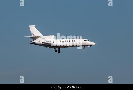 FORT MYERS, FLORIDA, USA - 27. FEBRUAR 2024. Privatjet Dassault Falcon 50EX landet am Southwest Florida International Airport (RSW) USA auf einem sunn Stockfoto