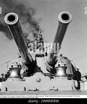 Während des Zweiten Weltkriegs Ein Kriegsschiff während Marineübungen auf See. Ein beeindruckender Blick auf das Schiff mit seinen Vorderkanonen. Schweden 1940. Stockfoto