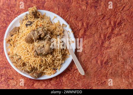 Das berühmte indische Hammel-Biryani-Gericht auf weißem Teller ist köstlich und duftend. Draufsicht Stockfoto