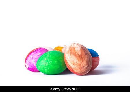 Bunte ostereier isoliert auf weißem Hintergrund mit Schneidepfad. Happy Easter-Konzept. Stockfoto