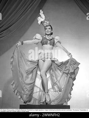 Showgirl in den 1940ern Eine wunderschön aussehende Schauspielerin und Tänzerin auf der Theaterbühne in einem atemberaubenden Kostüm. 1949. Sie ist Schauspielerin Git Gay (1921–2007) Kristoffersson AR7-1 Stockfoto
