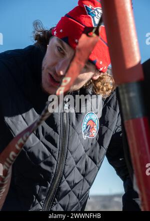 Spieler des Springfield Thunderbirds Hockeyteams verbrachten den Nachmittag mit einer Tour durch den 104th Fighter Wing am 14. Februar 2024 in der Barnes Air National Guard Base, Massachusetts. Während der Tour sahen die Spieler die F-15 Eagles des Flügels starten, erfuhren mehr über die Mission des Flügels und sprachen mit Piloten im Rahmen des Community Outreach Events. Air National Guard Stockfoto