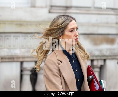 London, 25. März 2024 Laura Trott, MBE, Abgeordneter, Chief Secretary to the Treasury außerhalb des Kabinettsbüros zu sehen Credit: Richard Lincoln/Alamy Live News Stockfoto