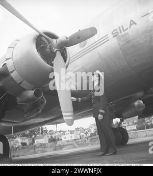 Check vor dem Abflug 1946. Ein Pilot überprüft die Propeller des Flugzeugs vor dem Start. Das Flugzeug, eine Boeing B-17, gehört der schwedischen Fluggesellschaft SILA (Svensk Interkontinental Lufttrafik ab). Das Unternehmen gehörte Wallenberg und fusionierte später mit SAS. 1946 Kristoffersson Ref. V134-5 Stockfoto