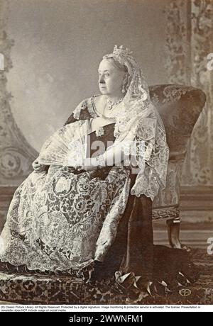 Königin Victoria (Alexandrina Victoria; 24. Mai 1819 – 22. Januar 1901) war vom 20. Juni 1837 bis zu ihrem Tod 1901 Königin des Vereinigten Königreichs Großbritannien und Irland. Ihre Herrschaft von 63 Jahren und 216 Tagen, die länger war als die ihrer Vorgänger, wird als viktorianische Ära bezeichnet. Foto aufgenommen 1893. Stockfoto