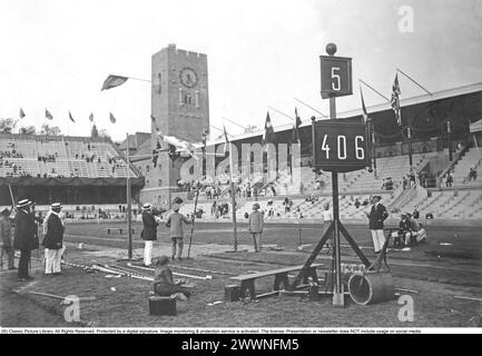 Harry Babcock. Amerikanischer Stabhochsprung. (15. Dezember 1890 – 5. Juni 1965) versucht, den Weltrekord im Stabgewölbe auf einer Höhe von 4,06 zu brechen. Er gewann die Goldmedaille auf dem Höhepunkt von 3,95. Die Stangen waren aus Asche und Hickoryholz. Babcock benutzte eine Stange aus Bambus. Olympische Spiele in Stockholm Schweden 1912 Stockfoto