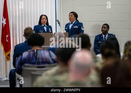 Technik. Sgt. Ashley Smith, Left, und Master Sgt. Talisha Stewart, Sängerin des 172. Ensembles, führen musikalische Auswahl während des Black Heritage Program in Jackson, Mississippi, 23. Februar 2024 auf. Die jährliche Veranstaltung war Gastredner des pensionierten Generalmajor der US-Armee Augustus L. Collins, ehemaliger Adjutant General von Mississippi, mit Anmerkungen von Colt Watson, 172. Airlift Wing Commander. Air National Guard Stockfoto