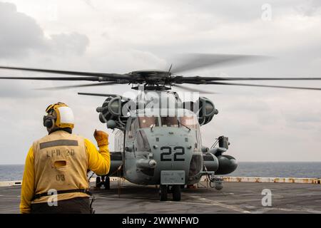 OKINAWA, Japan (05. Februar 2024) Aviation Boatswain’s Mate (Handling) 3rd Class Christina Arredondo Lopez, aus Dallas, dem vorgelagerten amphibischen Landungsschiff USS Green Bay (LPD 20) zugewiesen, leitet einen CH-53 Sea Hengst Hubschrauber von der 31st Marine Expeditionary Unit (MEU), Air Combat Element (ACE). Green Bay, Teil der America Amphibious Ready Group, ist zusammen mit der 31. MEU im Einsatzgebiet der 7. US-Flotte tätig. Die 7. US-Flotte ist die größte nach vorne gerichtete nummerierte Flotte der US Navy und interagiert routinemäßig mit Verbündeten und Partnern, um sie zu schützen Stockfoto