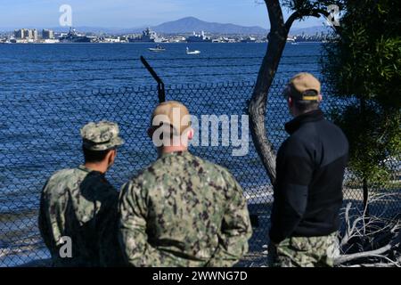 MARINESTÜTZPUNKT CORONADO (15. Februar 2024) Seeleute der Unmanned Surface Vessel Squadron 3 (USVRON 3) beobachten, wie eines der neuen Global Autonomous Reconnaissance Crafts (GARCs) ferngesteuert wird, während sie in der Bucht von San Diego navigieren. Die von der Maritime Applied Physics Corporation gebauten 16-Fuß-Schiffe ermöglichen Forschung, Erprobung und Operationen, die die Integration der gesamten Oberfläche, der Expeditionstruppen und der gemeinsamen Seestreitkräfte ermöglichen. Marineblau Stockfoto