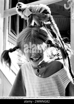 Inger Nilsson. Geboren 1959. Schwedische Kinderdarstellerin, bekannt für die Rolle des Pippi Langstrumpf in der Fernsehserie und in Filmen, die auf der Figur der Autorin Astrid Lindgren basieren. Abgebildet auf dem Filmset von Pippi Långstrump Film 1969 mit ihrem Affen, Mr. Nilsson auf ihrem Kopf. *** Lokale Beschriftung *** Stockfoto