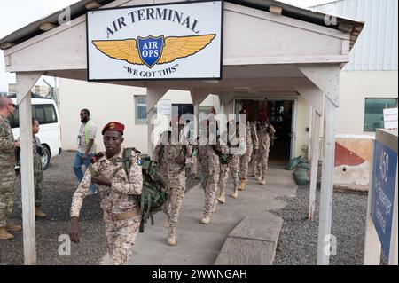 Mitglieder der 2nd Security Force Assistance Brigade (SFAB) der US Army laden zusammen mit Mitgliedern des Dschibuti-Bataillons d’Intervention rapide (BIR) am 22. Februar 2024 im Camp Lemonnier in Dschibuti in einen Van. Die Mitglieder des Dienstes waren auf dem Weg zu einer multinationalen Ausbildungsmaßnahme, die die Vereinbarung 2024 (JA24) rechtfertigte. JA24 ist die größte Übung des U.S. Africa Command in Ostafrika, die vom 26. Februar bis zum 7. März stattfindet. Unter der Leitung der Southern European Task Force, Africa (SETAF-AF) der US-Armee und Gastgeber in Kenia wird die diesjährige Übung Personal und Einheiten aus 23 Nationen umfassen. Diese multinationale Übung baut auf Stockfoto