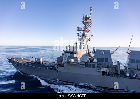 240212-N-LM220-1047 PAZIFISCHER OZEAN (12. Februar 2024) der Arleigh-Burke-Klasse-Raketenzerstörer USS Michael Murphy (DDG 112) segelt während eines Auffüllens auf See an der Nimitz-Klasse USS Abraham Lincoln (CVN 72). Die Abraham Lincoln Carrier Strike Group ist im Einsatz im US 3rd Fleet Area, wo sie ein fortgeschrittenes taktisches Training durchführt, das die Kampffähigkeit und taktische Fähigkeiten in allen Bereichen erhöht. Marineblau Stockfoto