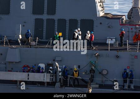 240212-N-LM220-1072 PAZIFISCHER OZEAN (12. Februar 2024) Seeleute, die dem Arleigh-Burke-Klasse-Raketenzerstörer USS Michael Murphy (DDG 112) zugeordnet sind, nehmen an einer Auffüllung auf See zwischen Michael Murphy und dem Nimitz-Klasse-Flugzeugträger USS Abraham Lincoln (CVN 72) Teil. Die Abraham Lincoln Carrier Strike Group ist im Einsatz im US 3rd Fleet Area, wo sie ein fortgeschrittenes taktisches Training durchführt, das die Kampffähigkeit und taktische Fähigkeiten in allen Bereichen erhöht. Marineblau Stockfoto