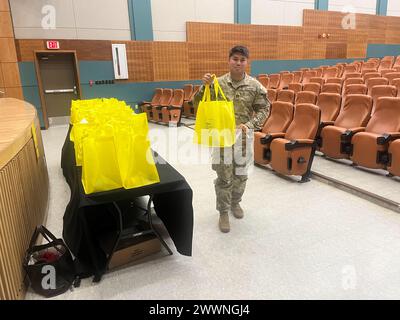 Mack Ocariza, 210th Field Artillery Brigade, trägt eine Tasche mit Army Emergency Relief (AER)-Kampagnenmaterial während einer Schulung der Einheiten, die am 21. Februar 2024 im Casey Theater stattfand. AER hat seit 1942 mehr als 2 Milliarden US-Dollar an Hilfe für 4 Millionen Soldaten bereitgestellt. Das Programm bietet Zuschüsse, zinslose Darlehen und Stipendien, um die Bereitschaft zu fördern und die finanzielle Not der Soldaten und ihrer Familien zu lindern. Armee Stockfoto