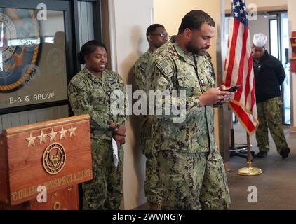 Yorktown, Virginia (22. Februar 2024) Mitglieder des Diversity Committee der Marinewaffenstation Yorktown’s preisgekrönte Scudder Hall Galley teilen ihre Anmerkungen im Rahmen des Black History Month Special Meal. Jeden Februar erinnert die US Navy an den Black History Month und die bedeutende Rolle, die Afroamerikaner in der Vergangenheit und Gegenwart bei der Verteidigung unserer Nation gespielt haben. Ihre Beiträge und ihr Opfer für unsere Nation sind nicht nur ein Teil der afroamerikanischen Geschichte, sondern auch der amerikanischen Geschichte. Marineblau Stockfoto