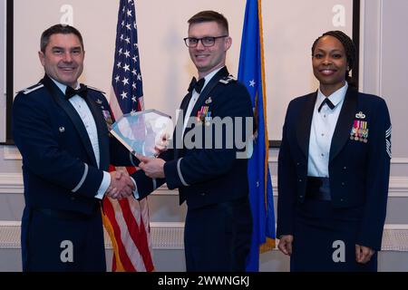 Oberst Rusty Gohn, links, stellvertretender Befehlshaber des 436th Airlift Wing, und Oberst der U.S. Air Force, Oberst Carolyn Russell, rechts, Oberst des 436th AW Kommandos, anwesender Oberst der U.S. Air Force Oberst Ian Mazerski, Oberbefehlshaber der 436th Aircraft Maintenance Squadron, Zentrum, mit einer Trophäe während der 2023 436. AW Annual Awards Zeremonie, die am 23. Februar 2024 in der Hartly Volunteer Fire Company in Hartly, Delaware, stattfand. Mazerski nahm die Trophäe im Namen des Hauptmannes der US Air Force Aimee Anderson, 436th Mission Generation Group, entgegen, der als erster Sergeant des Jahres ausgezeichnet wurde. Stockfoto