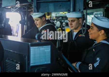 240224-N-JM579-1026 ROTA, Spanien (24. Februar 2024) Seeleute stehen während einer See im Pilotenhaus und ankern die Evolution an Bord des Lenkraketenzerstörers USS Bulkeley (DDG 84) der Arleigh-Burke-Klasse, 24. Februar 2024. Bulkeley ist auf einem routinemäßigen Einsatz und führt im Zuständigkeitsbereich der 6. US-Flotte Seeverkehrsoperationen durch. Marineblau Stockfoto