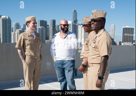 MIAMI (23. Februar 2024) von links nach rechts, Chief Navy Counselor (Recruiter) Wesley Lewison IX, mit Navy Recruiting Command (NRC), Public Information Officer im Hafen von Miami, Alfredo „Freddy“ Pereira, Michael Clayton, Senior Chief Religious Program Specialist, und Kevin Grier, Chief Religious Program Specialist, beide zusammen mit der Navy Region Southeast (NRSE), diskutieren Erfahrungen bei einem Besuch vor Ort. Sailors mit NRC, NRSE und Navy Talent Acquisition Group Miami trafen sich mit anderen Agenturen, um Veranstaltungen und Orte in Vorbereitung auf die Navy Fleet Week der Stadt vom 6. Bis 12. Mai zu bestätigen. Marineblau Stockfoto