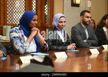 Die Stipendiaten der USAID, Marwa Abdelhady, Nayera Ahmed und Mo’men Roushdy, treffen sich am 5. Februar 2024 mit einer USAID-Delegation, um ihre Gedanken über ihre Studien zu teilen. Die Studenten sind Teil des ägyptischen Pionierprogramms der USAID, das Stipendien an junge Ägypter mit unterversorgtem und marginalisiertem Hintergrund sowie an Ägypter mit mittlerer Karriere vergibt, die in Sektoren arbeiten, die für die Entwicklung Ägyptens von entscheidender Bedeutung sind. Alle Stockfoto