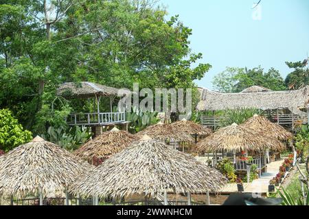 Einfache Gebäude und Hütten aus Holz und Dächer aus Sagoblättern Stockfoto