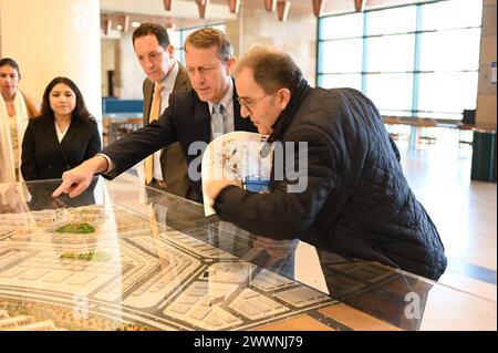 USAID ME SDAA Andrew Plitt, AUC President Ahmad Dallal und USAID Egypt Mission Director Sean Jones untersuchen ein architektonisches Modell des AUC Campus, 5. Februar 2024. Während seines Besuchs in der AUC tourten Andrew Plitt und USAID Egypt Mission Director Sean Jones auf dem Campus, trafen sich mit der Hochschulleitung, tourten auf dem Campus und führten ein Gespräch mit Studenten, die Stipendien über USAID-Programme erhalten haben, die von der AUC implementiert wurden. Alle Stockfoto