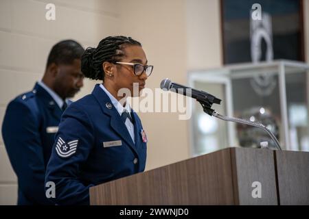 Technik. Sgt. Jonnequia Cavett mit dem 172. Luftbrücke-Flügel, Jackson, Mississippi, beruft die Berufung während des Black Heritage Program am 23. Februar 2024. Die jährliche Veranstaltung war Gastredner, der pensionierte Generalmajor der US-Armee Augustus L. Collins, der ehemalige Adjutant General von Mississippi, und das 172. Ensemble führten musikalische Auswahl durch. Air National Guard Stockfoto