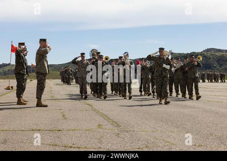 Die 1st Marine Division Band marschiert während eines Passes in Review als Teil einer Entlastung und Ernennung für das 3. Bataillon, 1. Marine Regiment, 1. MARDIV, im Marine Corps Base Camp Pendleton, Kalifornien, 23. Februar 2024. Während der Zeremonie gab Generalmajor Douglas E. Gardner seine Rolle als oberster Anführer des Bataillons an Generalmajor Ray A. Molina ab. Marine Corps Stockfoto