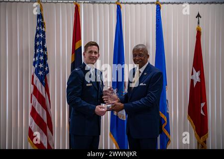 General Augustus L. Collins, ehemaliger Adjutant General von Mississippi, erhält eine Anerkennungstafel von Oberst Britt Watson, 172. Luftbrücke-Kommandant, beim Black Heritage Program, Jackson, Mississippi, 23. Februar 2024. Der 172. Luftlift-Flügel bedankte sich bei Collins für seine Rede auf der Veranstaltung. Air National Guard Stockfoto